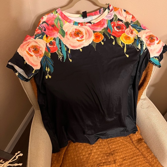 Plus size new floral top - Picture 2 of 6